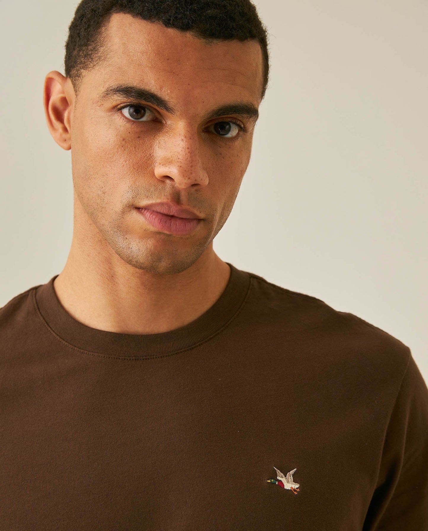 Men's T-Shirt Slim Fit Short Sleeve Crewneck Cotton Vibrant Embroidered Duck Heart Point Chest - Brown